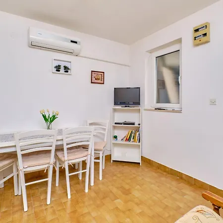 Apartment In Mit Privatem Parkplatz By Interhome Mali Losinj