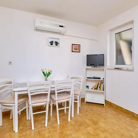 In Mit Privatem Parkplatz By Interhome Apartment
