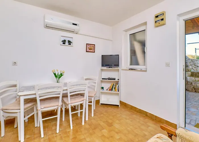 Apartment In Mit Privatem Parkplatz By Interhome Mali Lošinj
