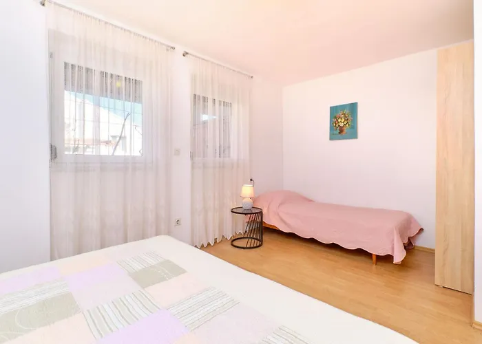 Apartment In Mit Privatem Parkplatz By Interhome Mali Lošinj